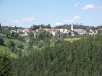 Pohled na město Kašperské Hory od jihu - z cesty na Kaisrův Dvůr