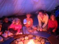 Letní tábor pro předškoláky  - večerní atmosféra v tee-pee